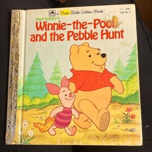 VTG -1982 Walt Disney’s Winnie-the-Pooh and the Pebble Hunt- toddler story book